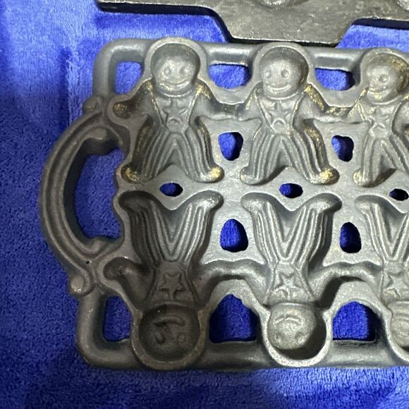 Vintage Gingerbread Man & Teddy Bear Cast Iron Cornbread Muffin Cake Pan Candle - Picture 4 of 11